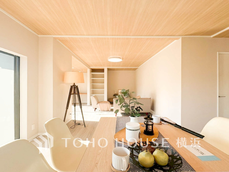 穏やかな時間の流れを楽しみ、寛ぎと笑顔が溢れるリビング。会話を楽しみ、ご家族の何気ない日常にいつもあたたかな幸せの花を添えます。