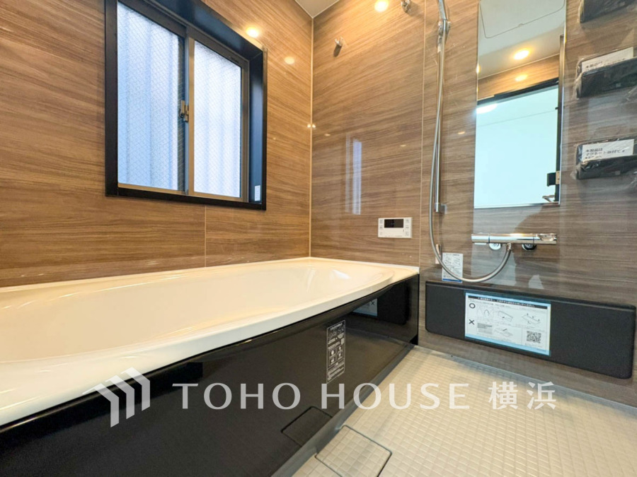 上質が感じられる質感とカラーリングで、清潔な空間美を実現。一日の疲れが癒される優雅なバスタイムを堪能できるゆとりあるバスルームです。