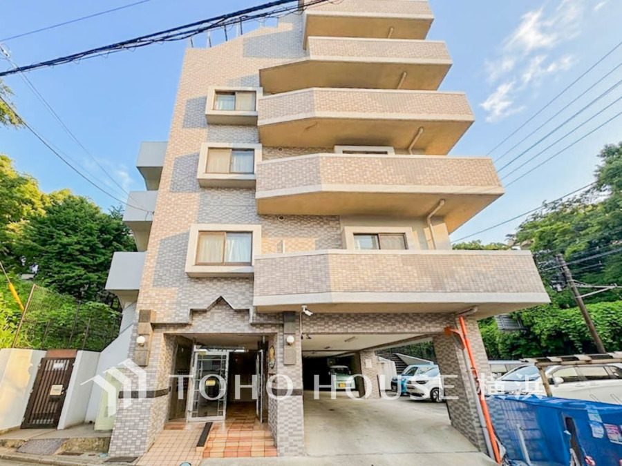 穏やかな風と陽光を導き、プライバシーに配慮された設計プランを採用し、居住性を一段と心地よいものにしています。周辺環境とのコラボレーションにより明るく開放的な空間を演出。