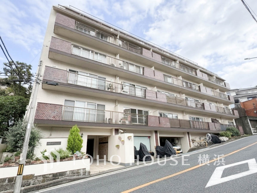駅近でありながら閑静な高台の開放的なロケーション。