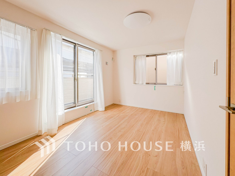 バルコニーに面した明るい洋室。穏やかな陽射しが、ゆったりとした寛ぎの時間を包みます。
