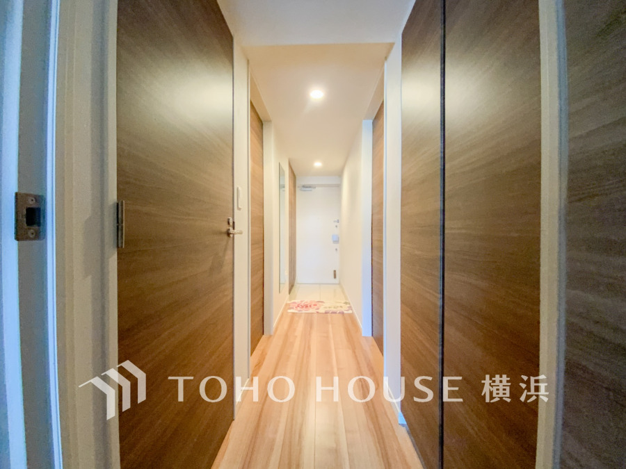 上質感漂う玄関と廊下。居住者の帰り、訪れる方を優しく迎える・安らぎに満ちた生活空間を予感させる。健やかな暮らしを楽しめそう。（2026年3月撮影）