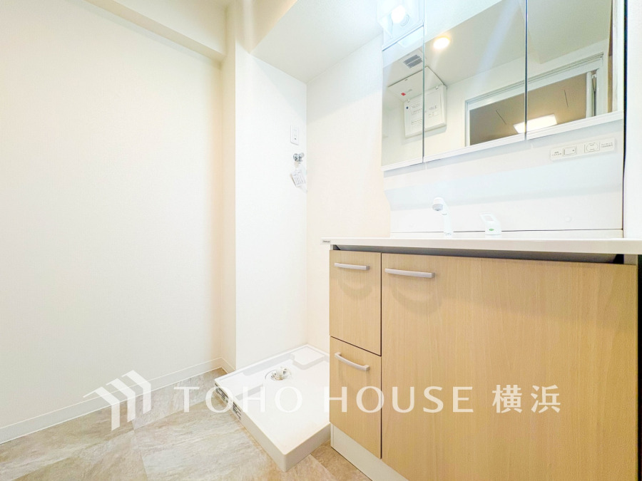 清潔感のあるプライベート空間は、身だしなみチェックや肌のお手入れに最適です。収納もあり、スッキリと見映えの良い空間に拵えました。時間に余裕とゆとりを持たせます。