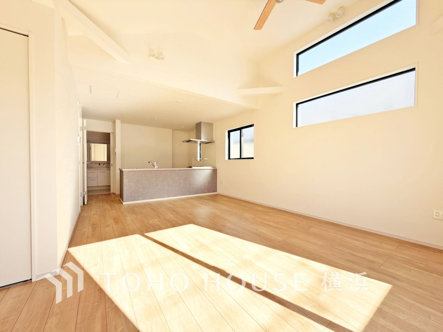 柔らかな光が広がり、デザインされた美しい内装が織り成す家族の集う場所。楽しい会話やさまざまな時が織りなすご家族の時間が丁寧に紡がれていく大切な空間。