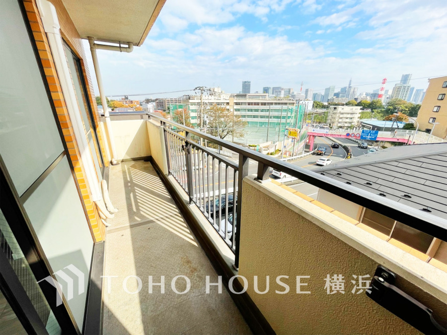 陽射しとともに、少しずつ装いを変える街の景観から、星空が地上に映りこむかのような夜景の煌きまで、この街ならではの美しい風景。