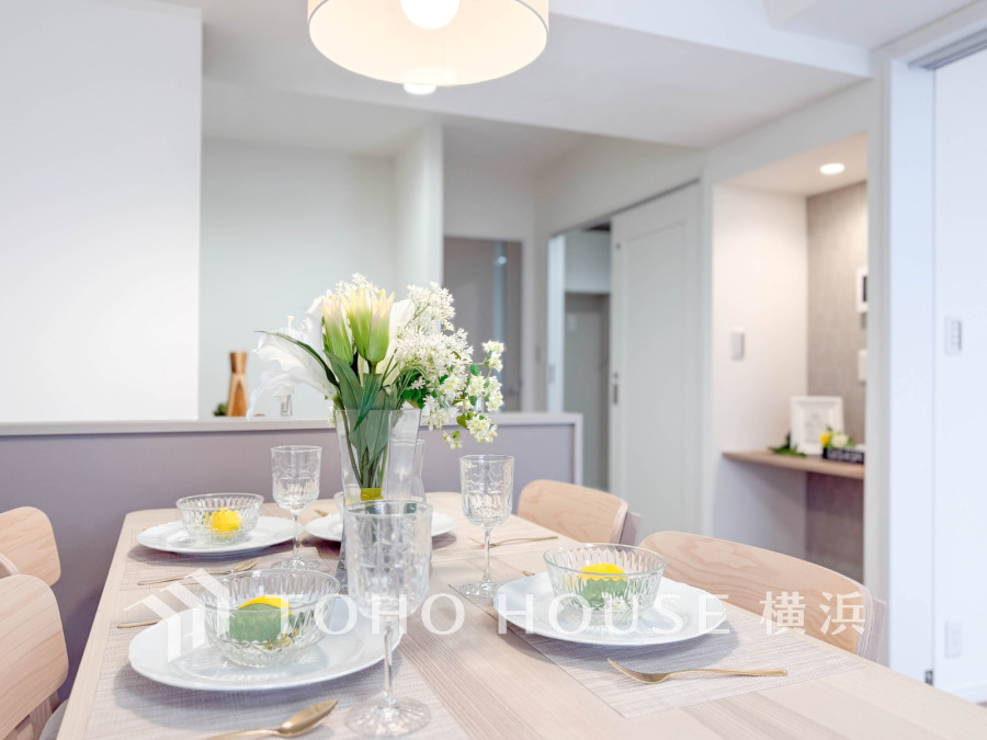 スタイリッシュな対面キッチンと一体感のあるダイニングスペース。