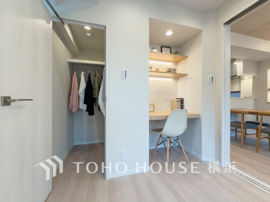 バルコニーに面した明るい洋室はウォークインクローゼット付き。デスクカウンター付きのDENスペースも魅力です。
