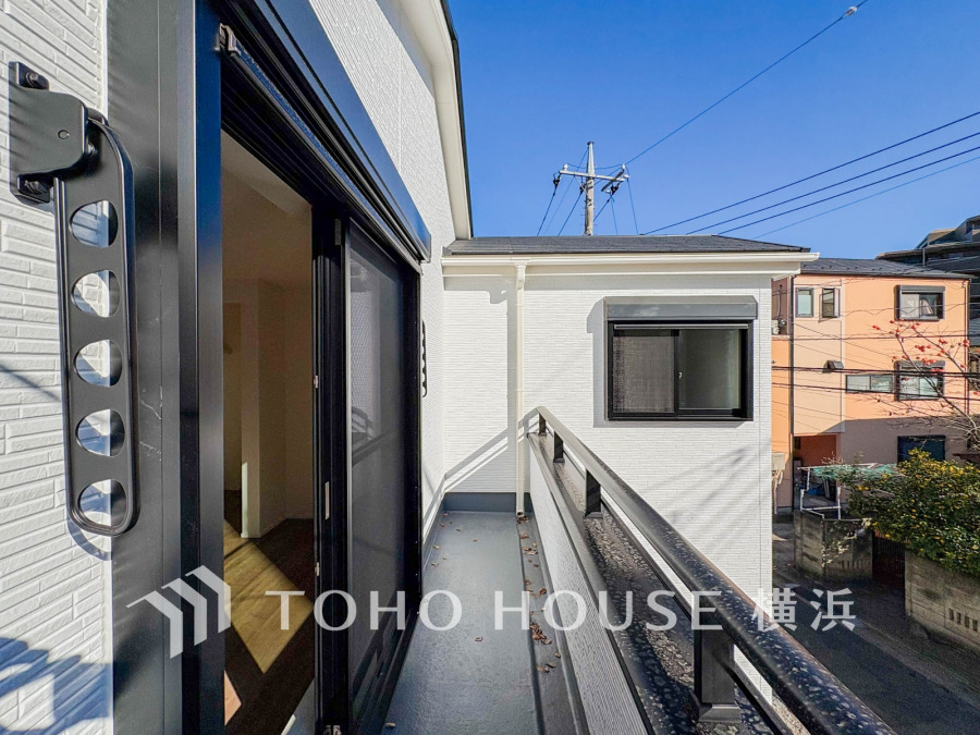 陽当たり良好なバルコニーは、洗濯物やガーデニングに最適な快適空間です。風通しも良く心地よい暮らしを実現。