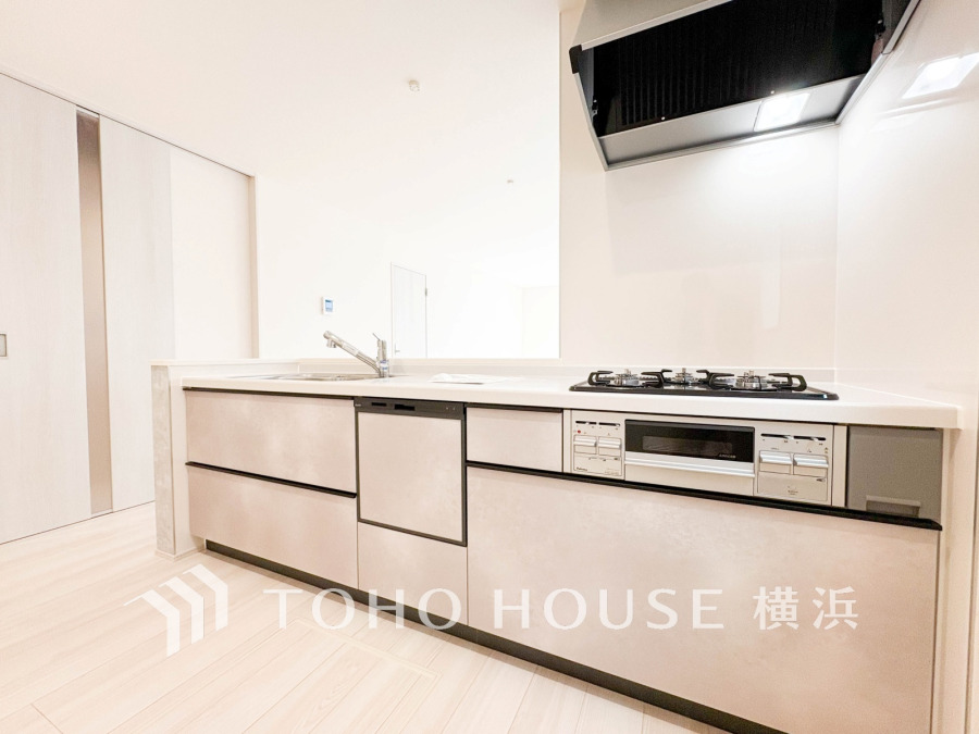 内装の主役でもあり、日常活躍する重要な水回りでもあるからこそ機能性・デザイン性に力を入れております。お手入れのしやすいシステムキッチンを採用しております。