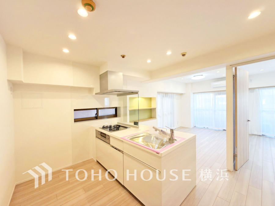 柔らかな光が広がり、デザインされた美しい内装が織り成す家族の集う場所。楽しい会話やさまざまな時が織りなすご家族の時間が丁寧に紡がれていく大切な空間。