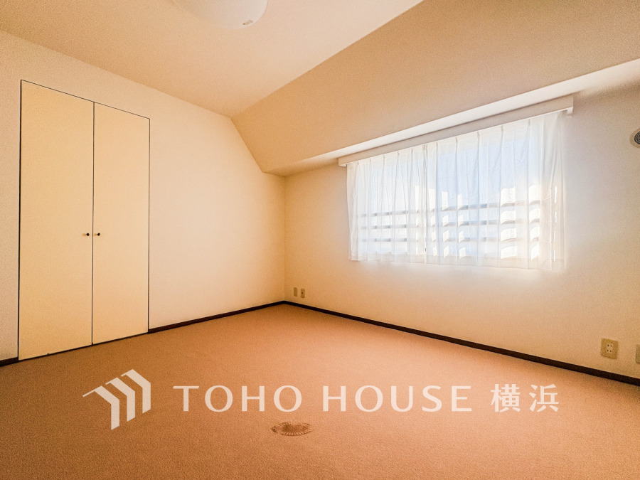 ひとりの時間をゆったり過ごしたり、静かな環境で趣味に打ち込んだり、自分時間を快適に過ごすプライベートルーム。大きな窓で彩られた空間は、心地よい風と伸びやかな眺めを愉しむ特等席に。