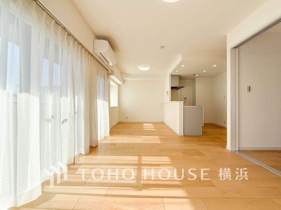 明るく開放的な空間が広がるLDK。室内には豊かな陽光が注ぎ込み、爽やかな住空間を演出。ホームパーティーでもゲストと一緒に料理を楽しみながら楽しい時間を過ごせそう。