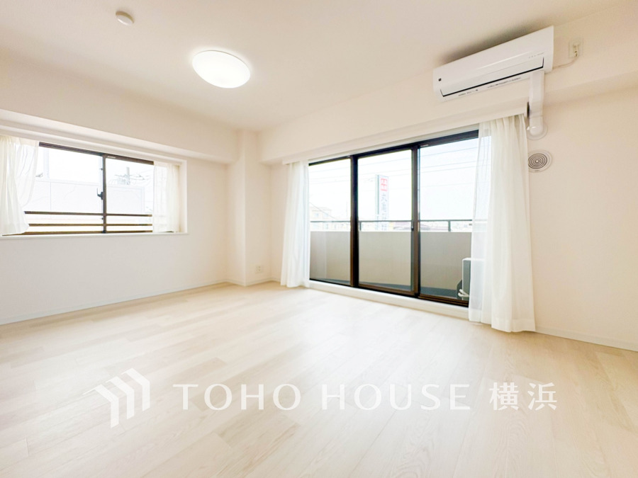 明るく開放的な空間が広がるLDK。室内には豊かな陽光が注ぎ込み、爽やかな住空間を演出。
