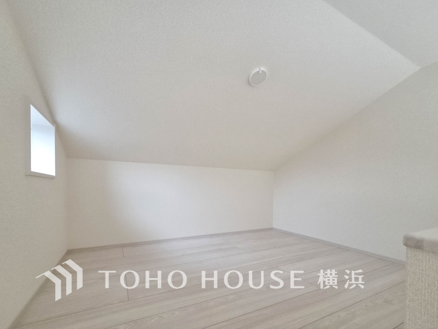 ロフトもこれだけの大きさがあれば、大きなお荷物や、衣替えの衣装ケース、その他たくさんの荷物が入ります。居室の中をすっきりとさせる事が出来る造りです。