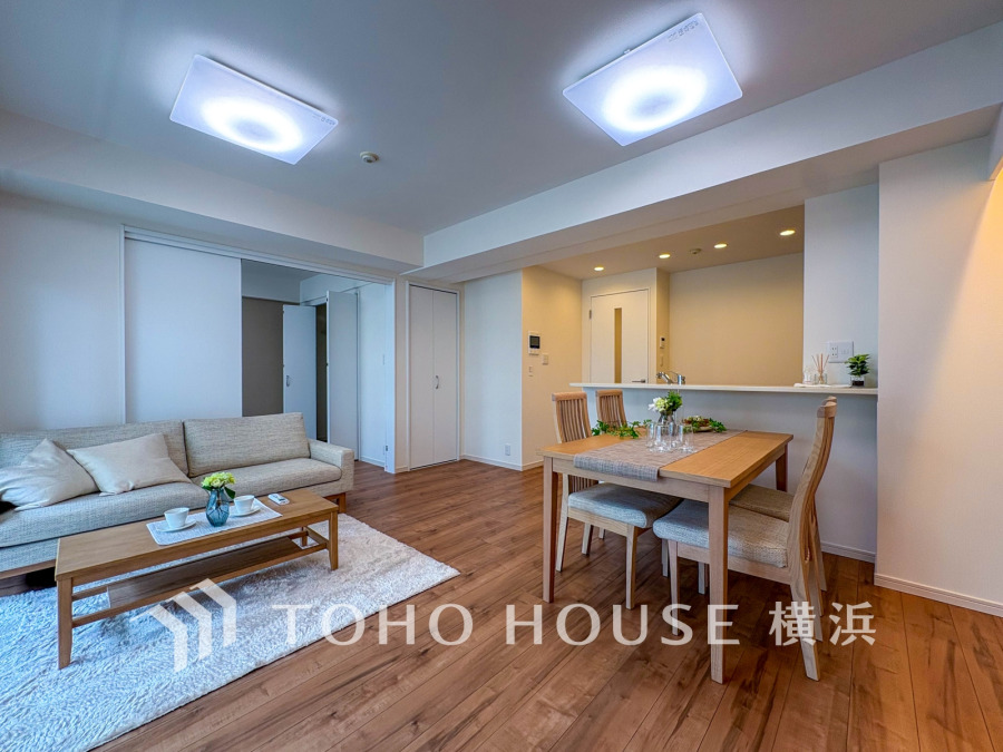 家族みんなが爽やかに健やかに過ごせるように、溢れる光をたっぷり取り込んだリビングダイニング。集いの場、憩いの場としての快適性を求めたやすらぎの空間です。