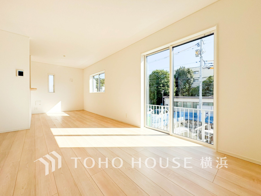 ここにはみんなが集い、食事と楽しい会話が始まる。話に夢中になりすぎて、ついつい時を忘れてしまう。そんな束の間の幸せを感じさせてくれる場所。