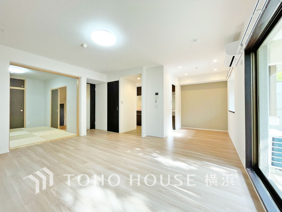 自然光が差し込む広々としたリビングと隣接する和室が調和した、快適で明るい住空間です。