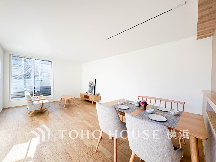 豊かな光が床材を照らしだすひと時、この場所には落ち着きと上質な空気感が流れます。ご家族やお友達との時間など、多くの時を刻む空間。何気なく過ぎる時でさえも上質なひと時となる快適な空間を目指して。