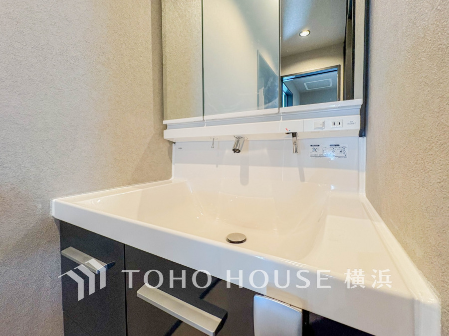 十分な大きさの洗面台は、身だしなみチェックや歯磨きなど、朝の慌ただしい時間でも余裕とゆとりを感じて頂けます。