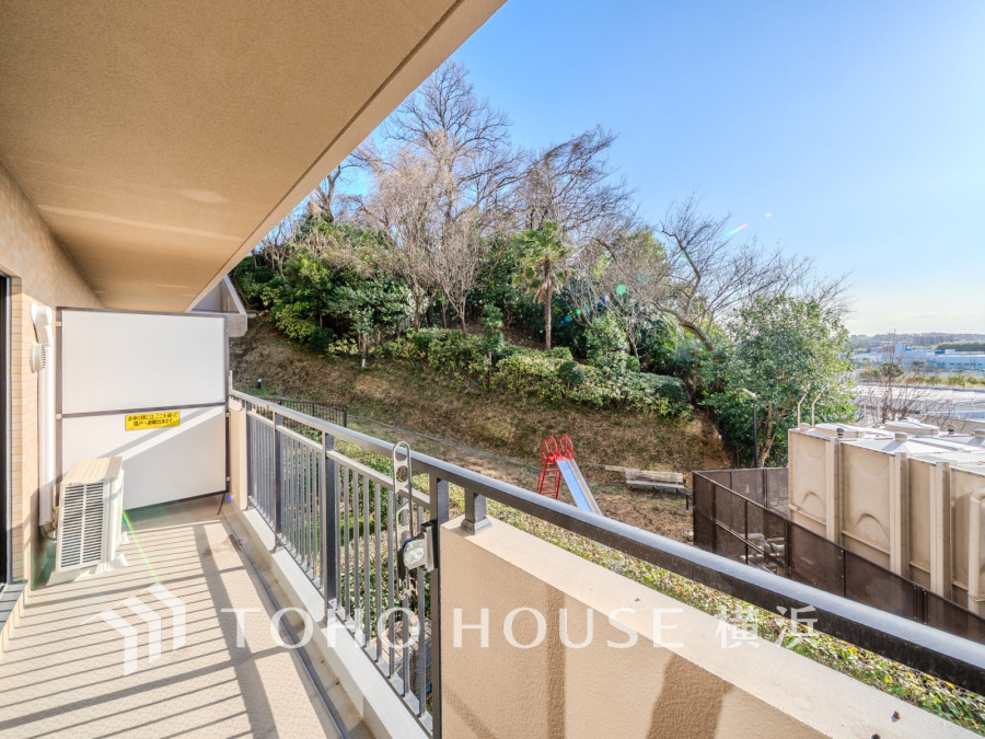 たっぷりの陽光が差し込むバルコニー。健やかな暮らしを守る太陽の恵みを存分に享受できます。爽やかな風と暖かな陽射しが紡ぐハーモニーが日々の暮らしのBGMになることでしょう。