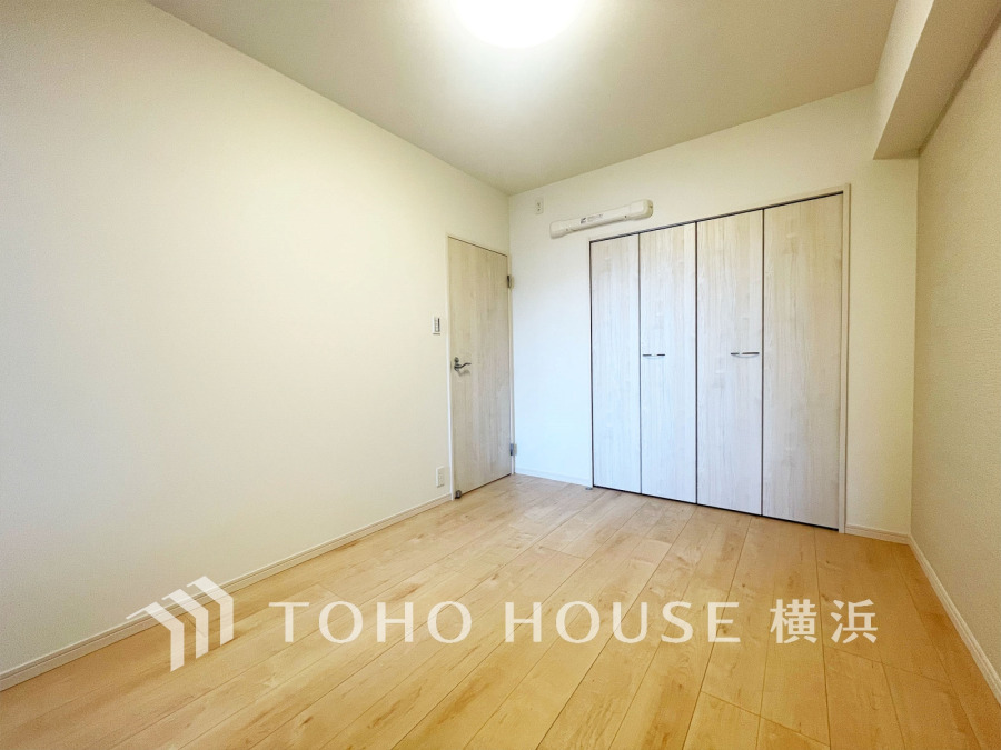 たっぷりの収納を備えた洋室。プライベートな自分時間を快適に過ごせるお部屋です。
