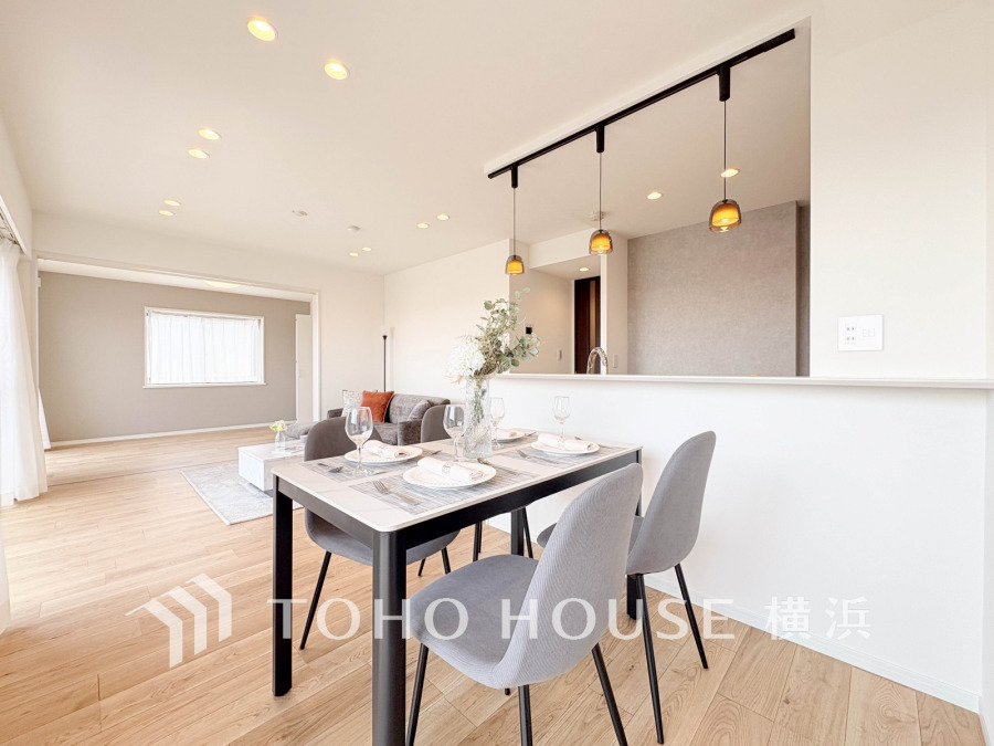 柔らかな色合いのフローリングと清潔感の溢れるクロスが明るい空間を創り出しているリビングダイニング。憩いの場に相応しく、ここで楽しむ家族の時間が絆をより深めてくれそうです。