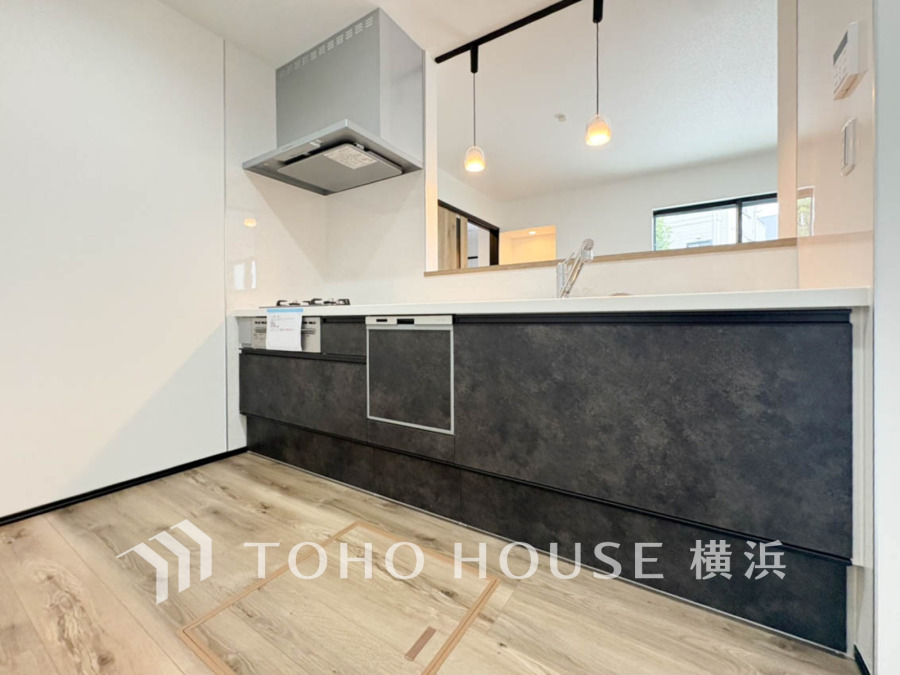 ご家族みんなで調理ができる位のスペースを実現したキッチン空間となっております。みんなで作った料理を召し上がりながらの会話は、どのような物になるのでしょうか。