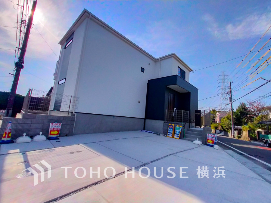 堂々たる趣ながら、主張し過ぎずどこか余裕を感じさせるシャープなフォルムで佇む邸宅は、晴天の空と照らし合わせる事で、本来あるべき完成形の姿を見せてくれます。 