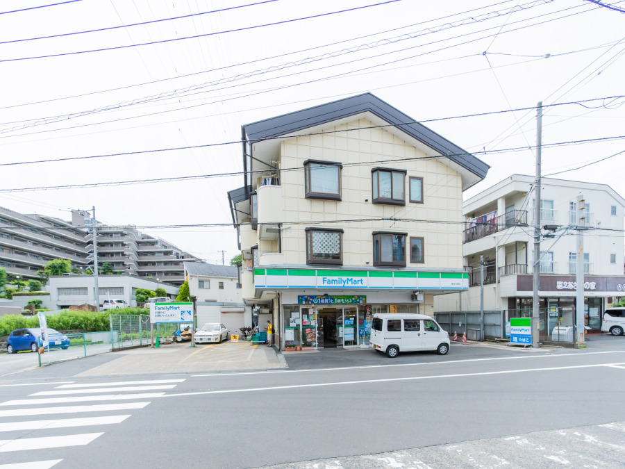 ファミリーマート 横浜白根店　約400ｍ