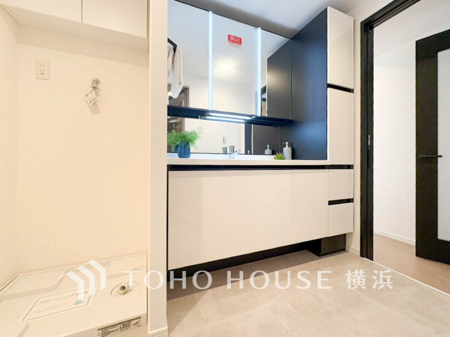 一日の始まりと終わりを心地よく演出し、多彩な機能が備えられたパウダールーム。心地よいリフレッシュ空間。清潔感ある洗面台は、身だしなみチェックや肌のお手入れに。