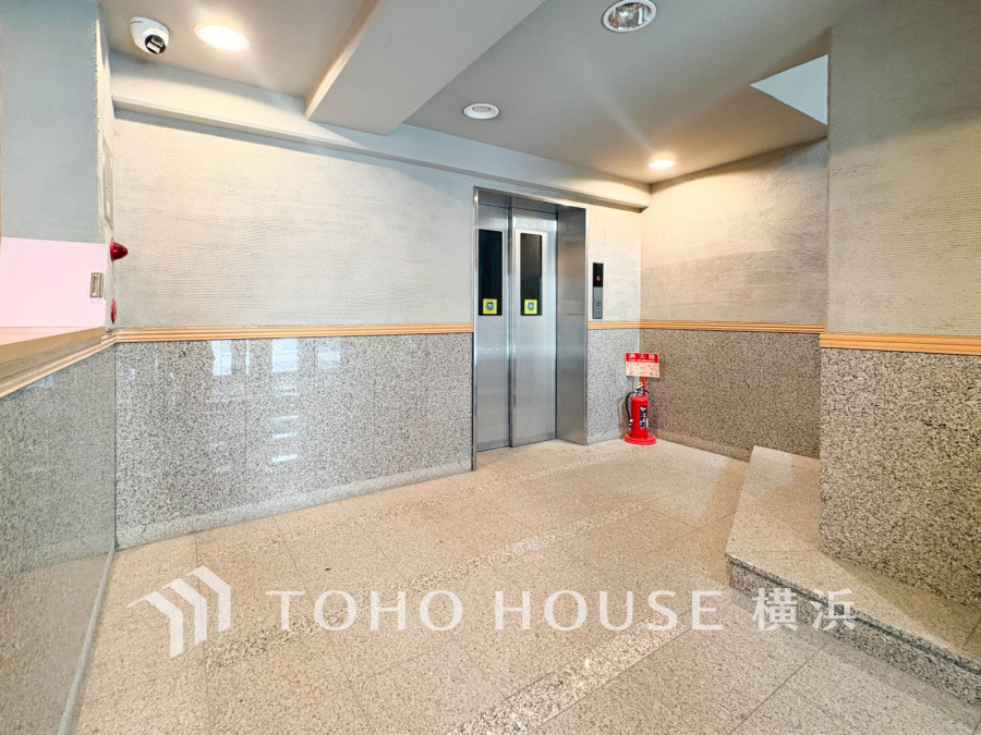 エントランスは毎日の行き帰りで使う大事な空間です。明るい基調で華やかなデザインなので、毎日も気持ちよく、またご友人なども素敵に迎え入れられます。 