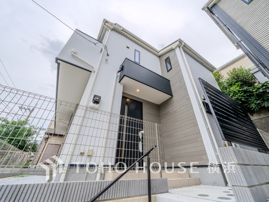 閑静な街並みに調和する落ち着いた外観。ゆとりある住空間を確保した4LDKのお住まい。
