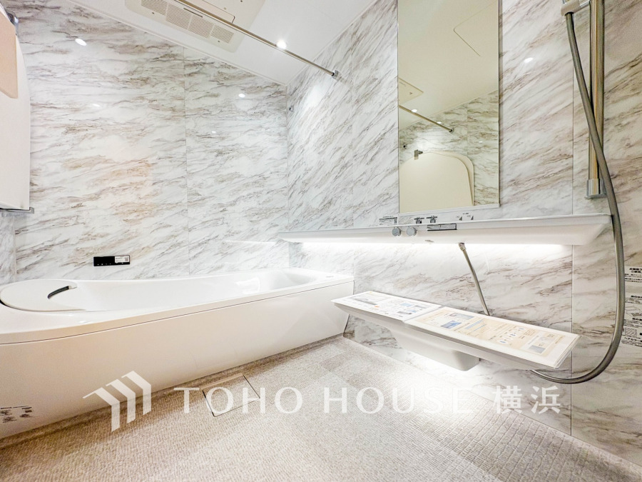 大理石調の壁が高級感を演出する、清潔感あふれるゆったりバスルームです。快適なリラックスタイムを実現します。