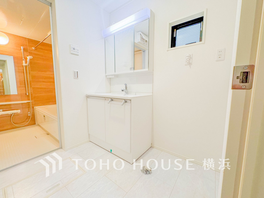 十分な大きさの洗面台は、身だしなみチェックや歯磨きなど、朝の慌ただしい時間でも余裕とゆとりを感じて頂けます。