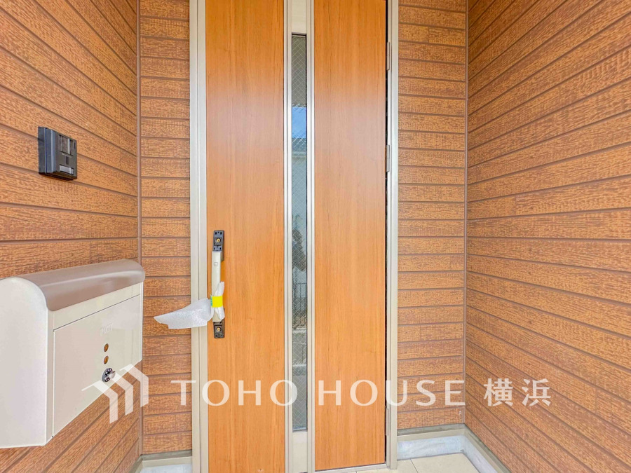 お客様をお迎えする玄関は落ち着いた雰囲気。帰り着くたびに洗練されたテイストの空間に迎えられ誇りと喜びを感じる玄関まわりです。