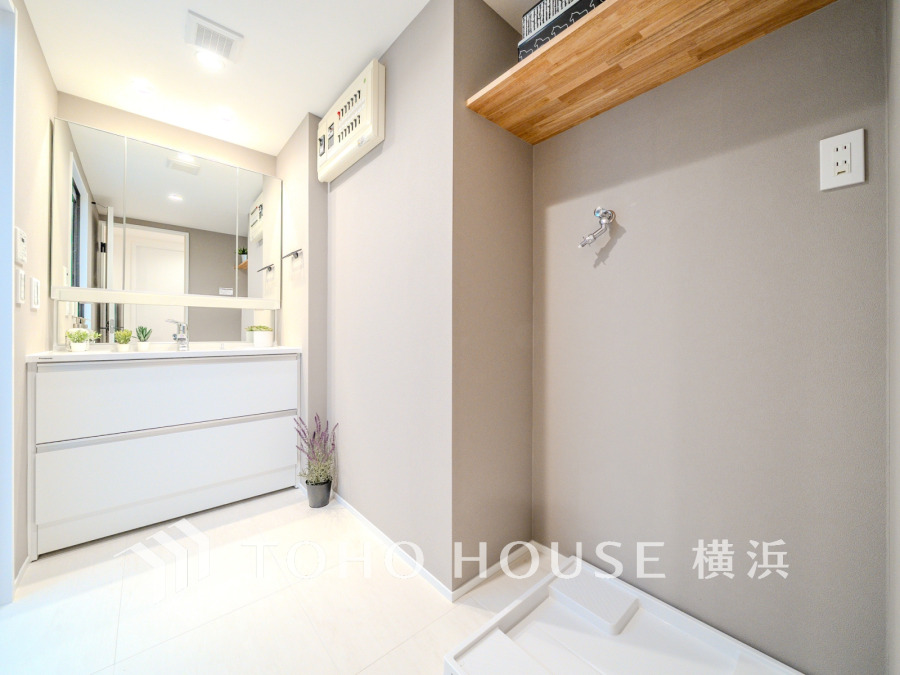 新規交換された洗面化粧台は美しく使いやすい機能が備えられています。