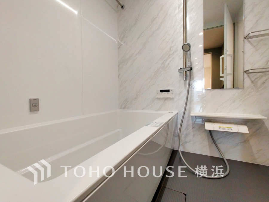 明るい色合いと上質な質感が美しいバスルーム。一日の疲れをさっぱりと洗い流し、寛ぎとリフレッシュのための大切な空間。