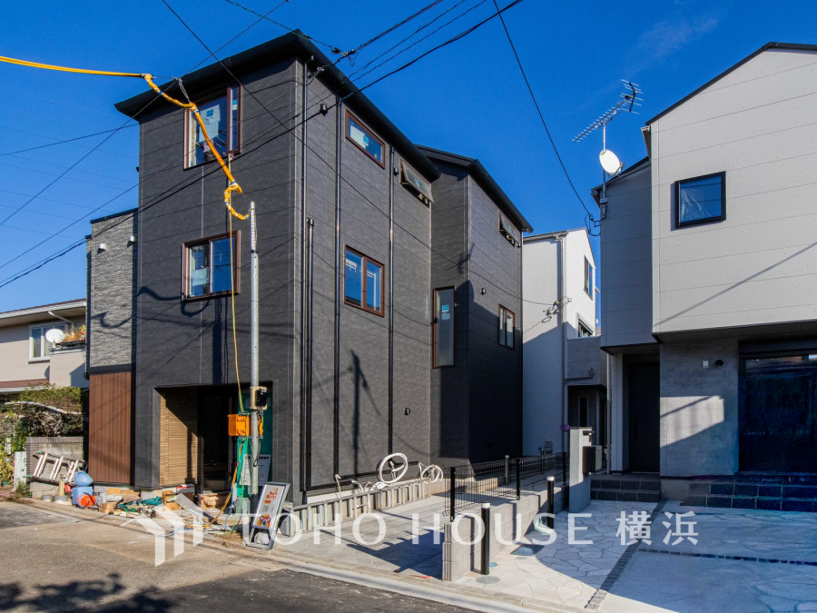 ブラックを基調としたシンプルモダンな外観の新築住宅。静かな住宅街に位置し、日当たり良好です。