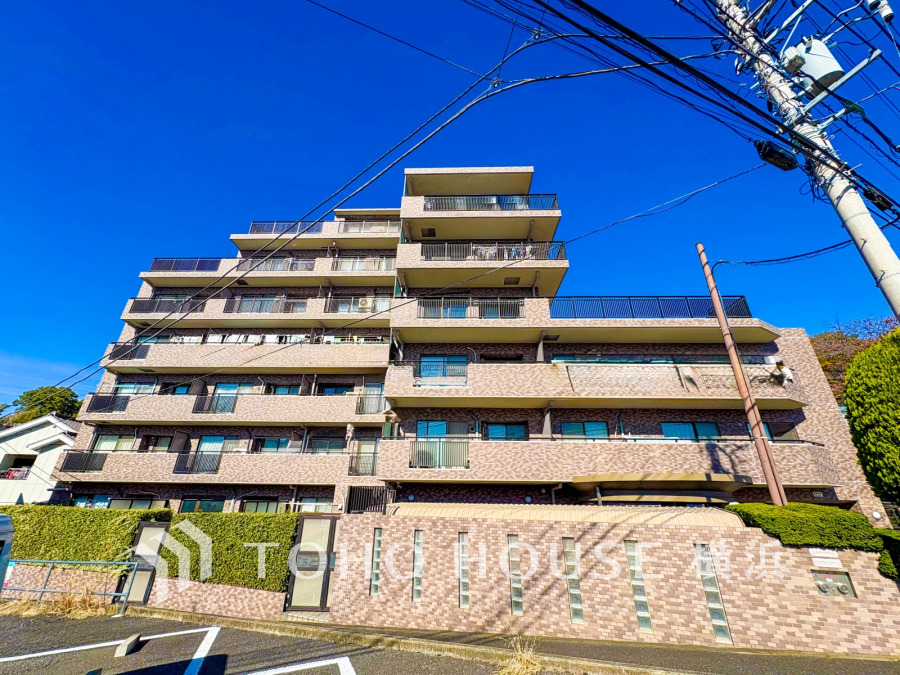 利便豊かな駅徒歩5分。陽当たりに恵まれた開放的な立地です。