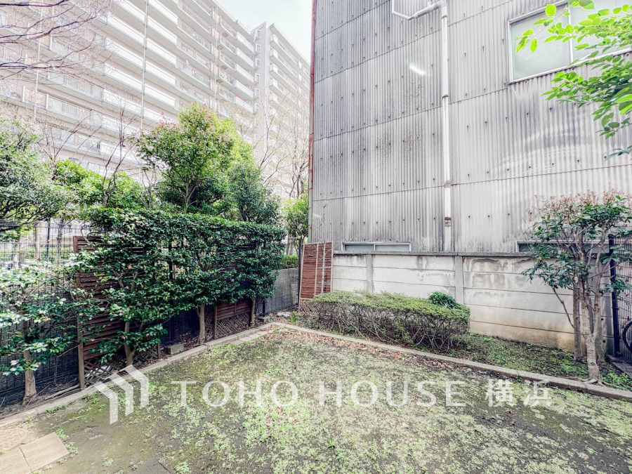 バルコニーの先にはプライベート感のある専用庭。ガーデニングを楽しんだり、テーブルを出してティータイムなど、楽しみが広がります。