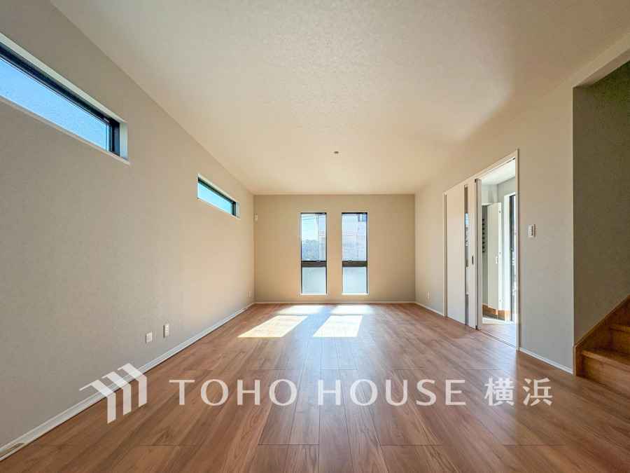 家族と過ごすひと時を溢れる光が優しく包み込むリビングダイニング。家族とともに、心穏やかに過ごすひととき。家族との時間、自分の時間を大切にできる空間がここにあります。