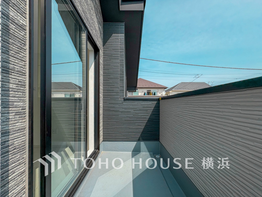 暮らしの中で光と風を演出してくれるバルコニー、見事なまでの開放的な空間を演出しながら、プライベート性も確保された空間は我が家の自慢です。