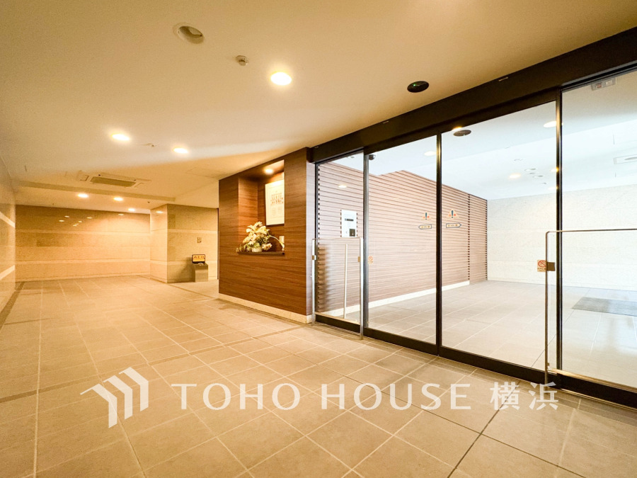 落ち着いた色調の広々としたエントランスホール。安心のオートロック付きで快適な暮らしをサポートします。