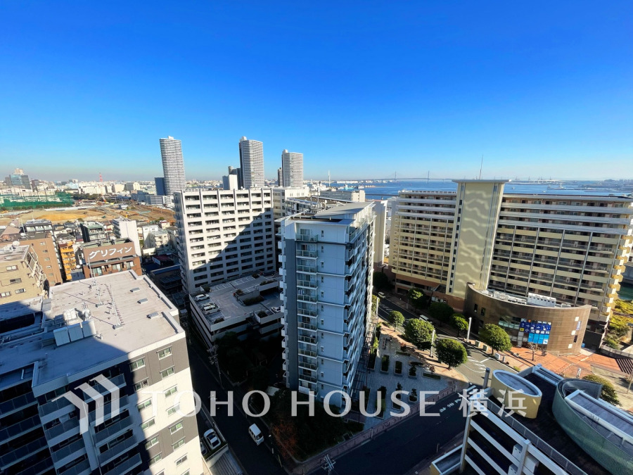 【横浜】の海ある街の風景を広く一望できる魅力の眺望は、開放的でお住まいの価値の一つでもあります。朝も昼も夜も異なった表情を見せる街の風景は、心豊かな毎日を彩ってくれることでしょう。
