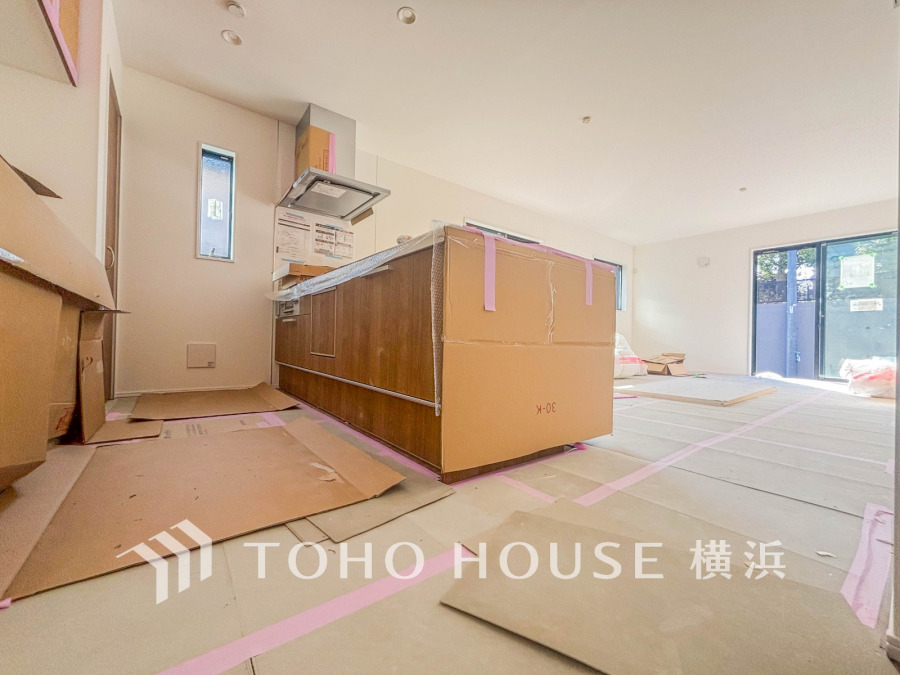 家事動線やリビングとのつながりに配慮し、食事の準備や片付けなどの家事を楽しくするキッチンスペースに仕上げます。毎日使う場所だから気持よく使えて、居心地の良い空間に。（2026年1月撮影）