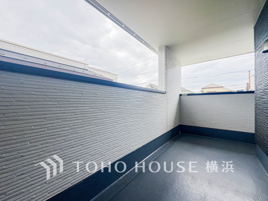 たっぷりの陽光が差し込むバルコニー。健やかな暮らしを守る太陽の恵みを存分に享受できます。爽やかな風と暖かな陽射しが紡ぐハーモニーが日々の暮らしのBGMになることでしょう。