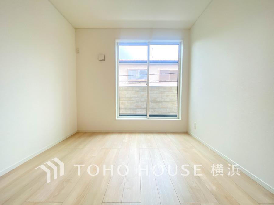 大きな窓からたっぷりと陽光が注がれる明るい空間。家族の成長に対応できる永住仕様の間取り。一日の疲れをいやしてくれる主寝室。時を忘れて過ごす場所として過ごせるお部屋。