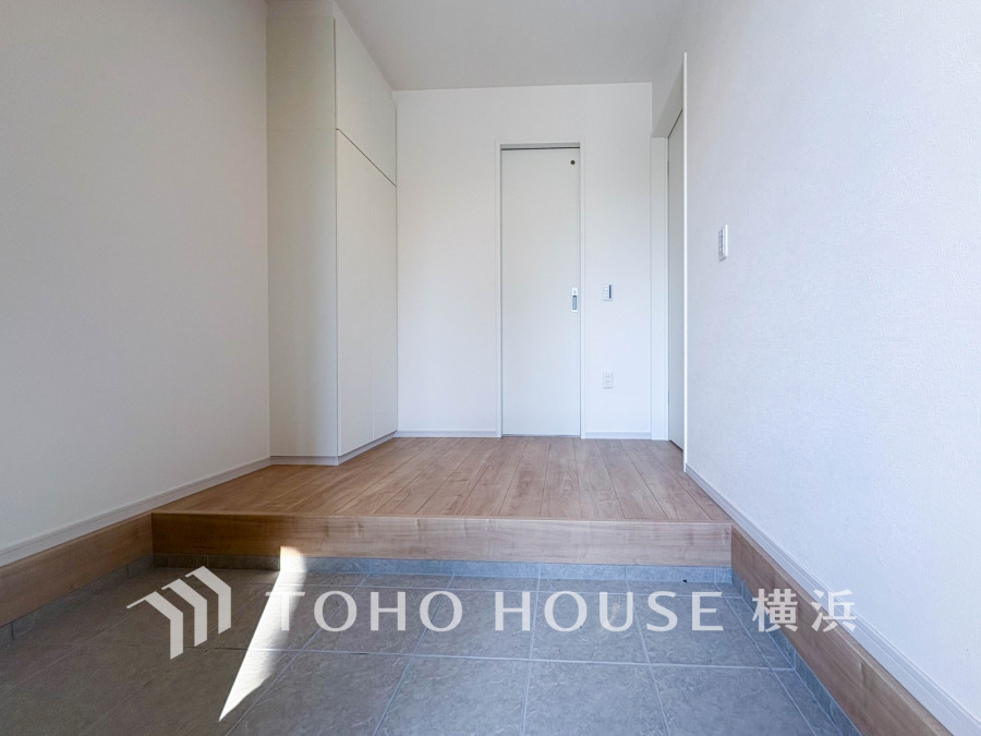 明るく清潔感のある玄関スペース。大容量の収納で靴や小物もすっきり整理可能です。