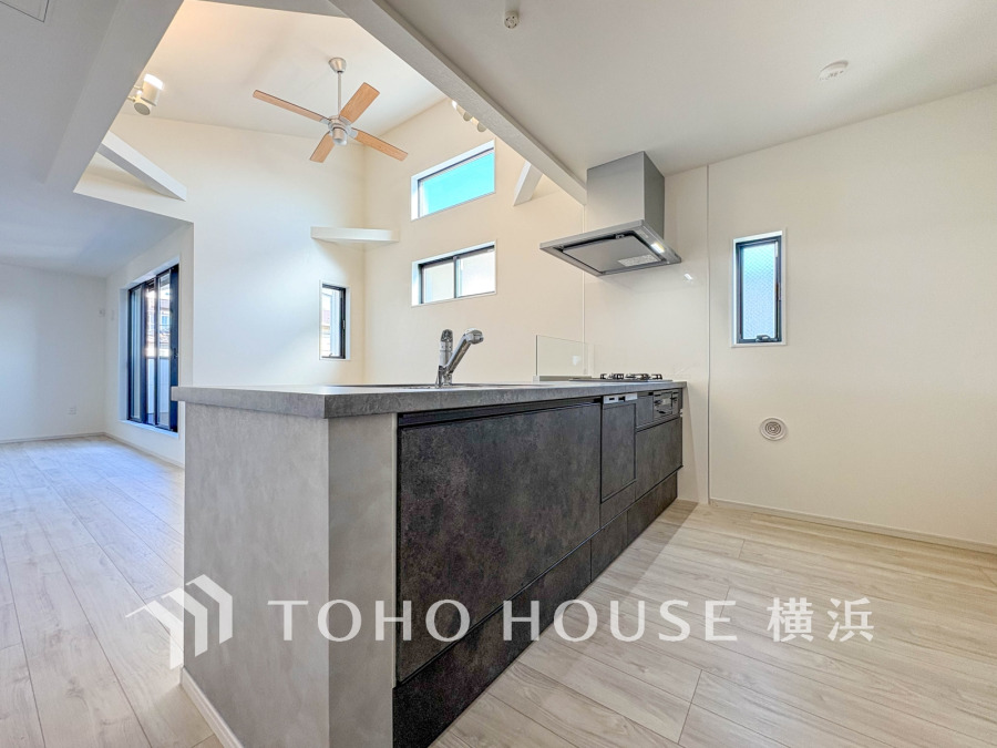 機能性とデザイン性を兼ね備えたシステムキッチン。リビングとの一体感も考慮され、美しい空間が実現。
