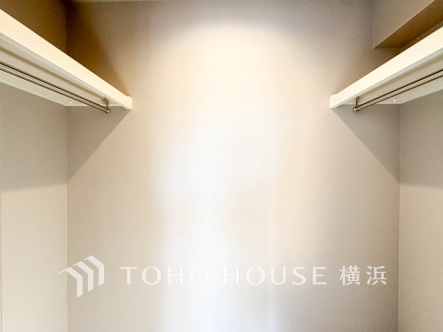 たっぷりとした収納スペース・ウォークインクローゼット。その収納力は是非ご自身の目でお確かめください。冬物のコートやスーツなど、大切なお洋服を皺なく収納できます。